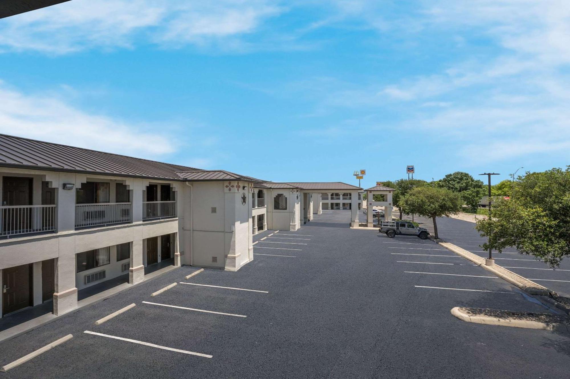 Quality Inn & Suites Junction Esterno foto