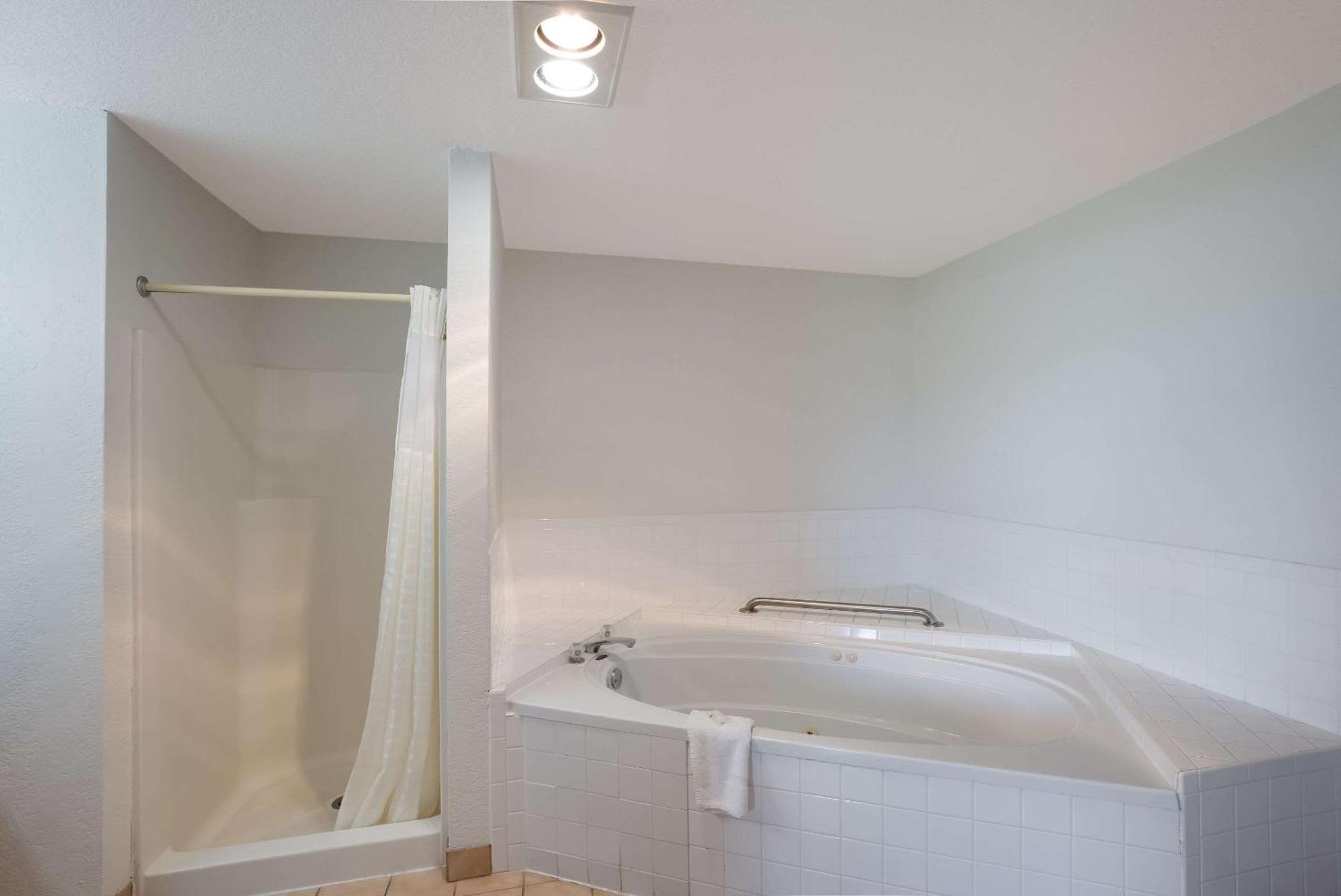 Quality Inn & Suites Junction Esterno foto