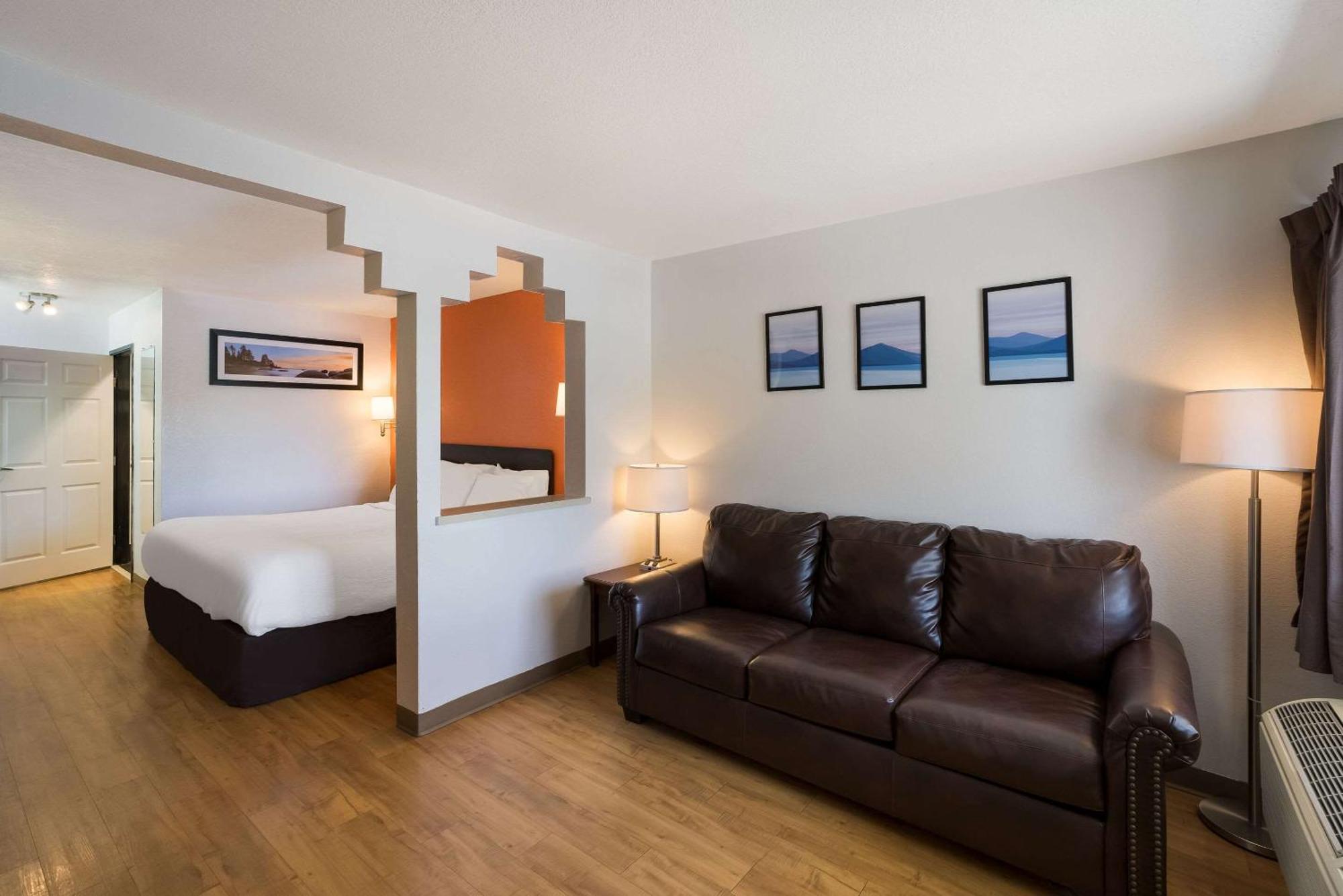 Quality Inn & Suites Junction Esterno foto