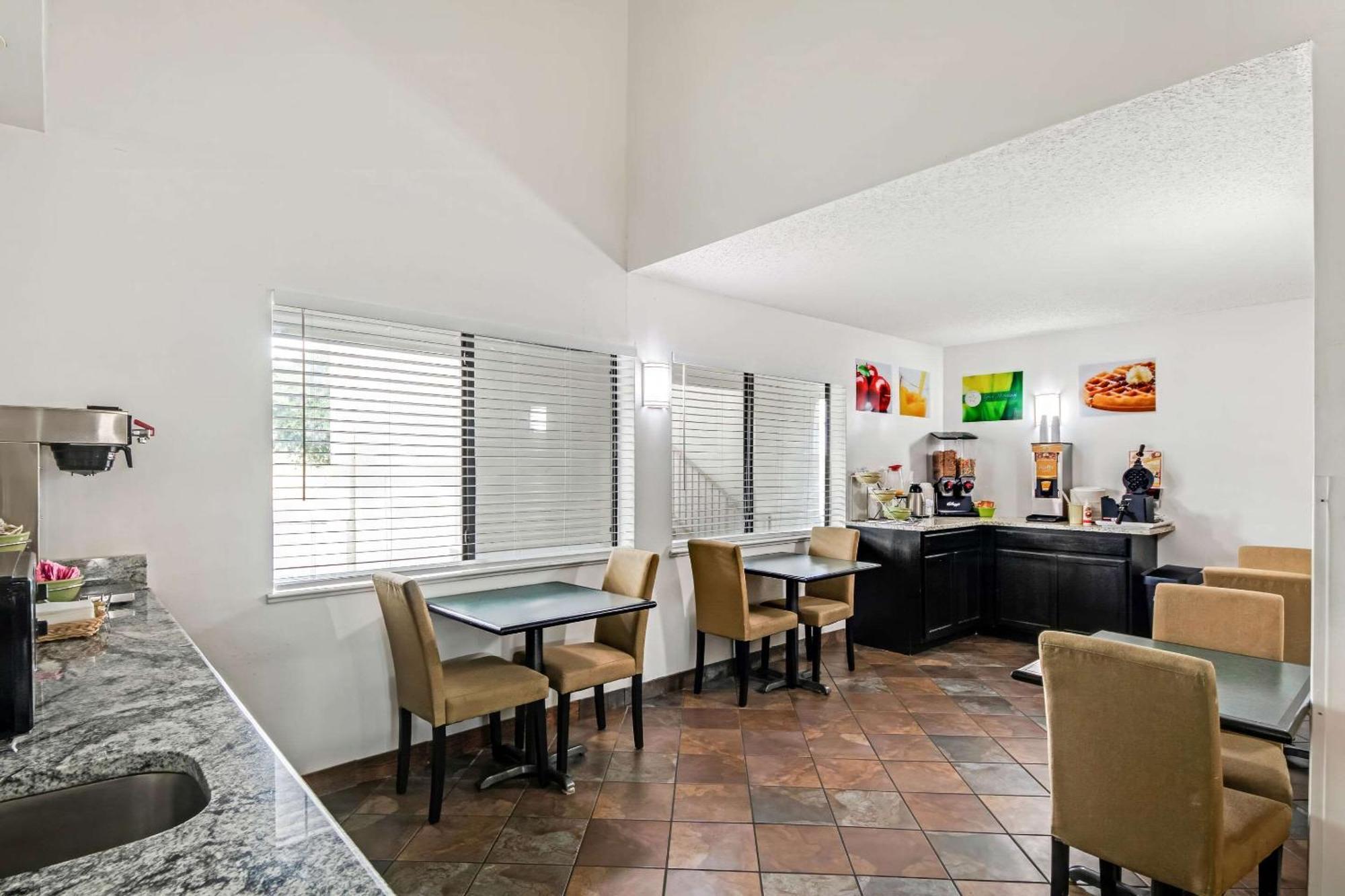 Quality Inn & Suites Junction Esterno foto